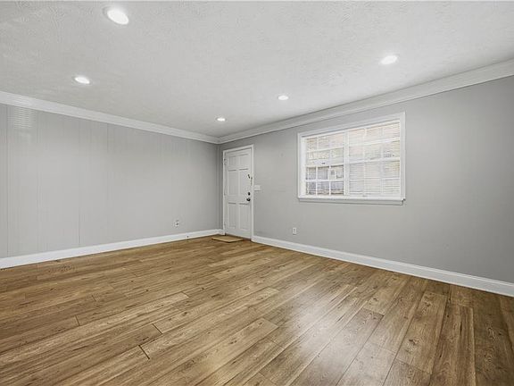 3rd image of 936 Six Oaks Cir APT A