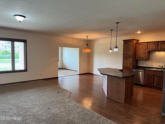 4th image of 916 16th Ave NE