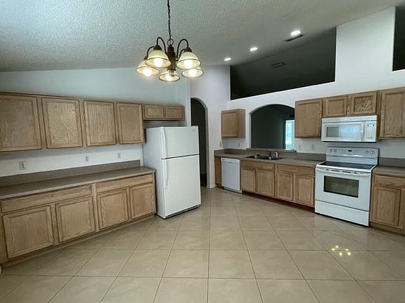 3rd image of 18 Pittwick Ln