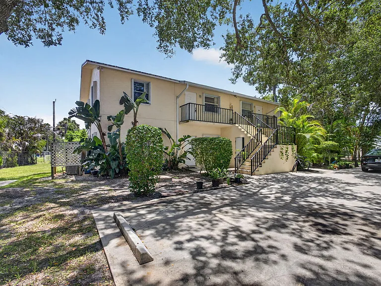 708 SW Gardens Blvd — Photo 1