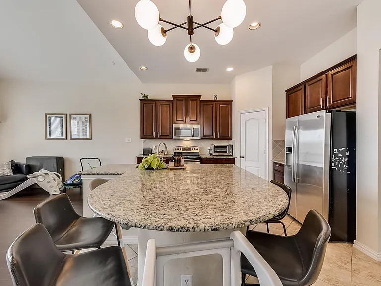 1916 Lantana Ln — Photo 5