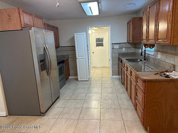 4th image of 725 Manderine St