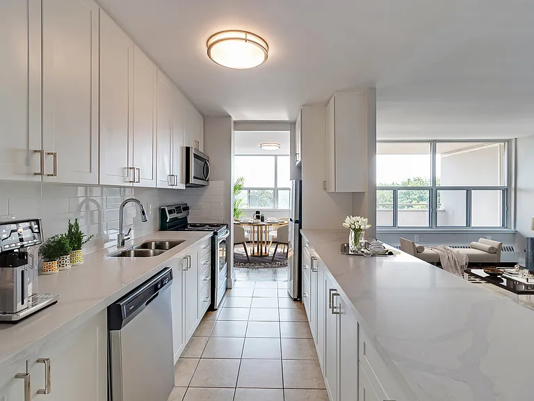 53 Thorncliffe Park Dr — Photo 7