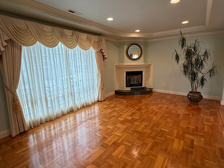 610 Prague St — Photo 3