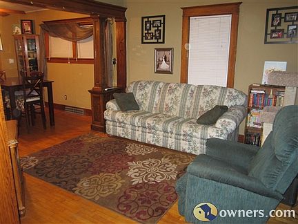 4th image of 127 Rose Ave