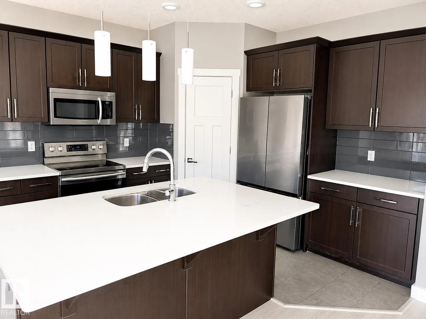 4 bed, 3.5 bath, 2100 sqft, $2,800 — Photo 3