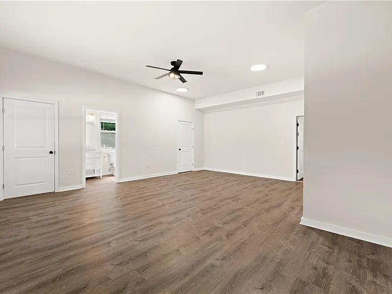 221 Columbus Dr — Photo 13
