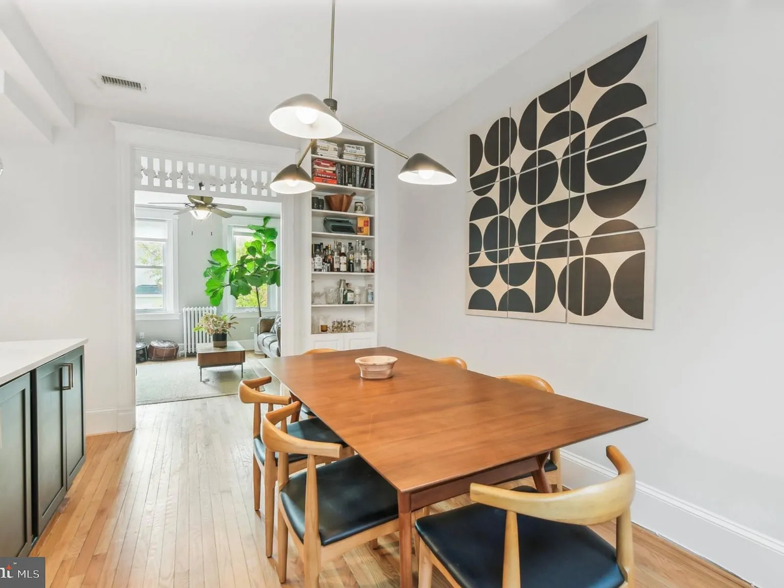 3 bed, 1.5 bath, 1300 sqft, $4,200 — Photo 3