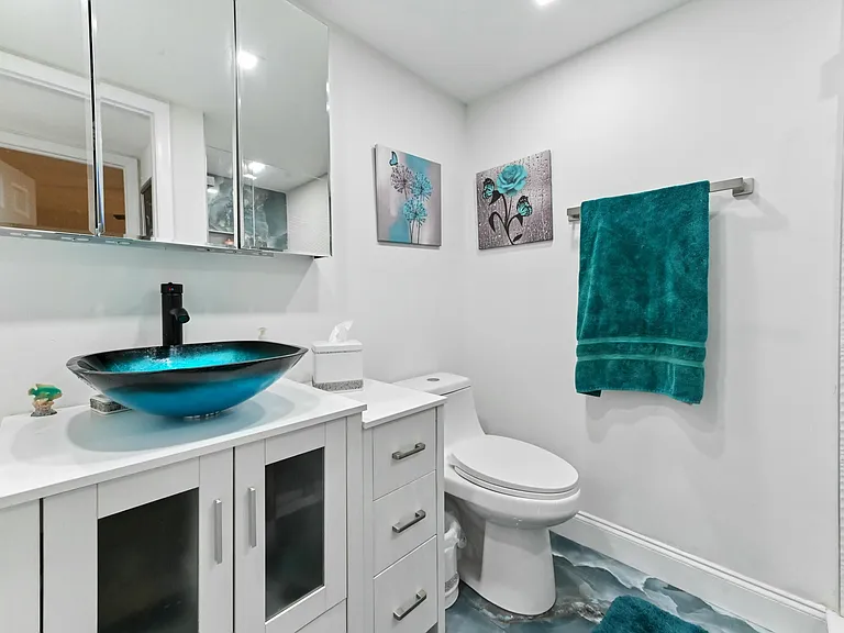 548 Burgundy St #L — Photo 18