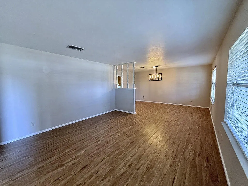 4 bed, 2.0 bath, 2442 sqft, $3,000 — Photo 2