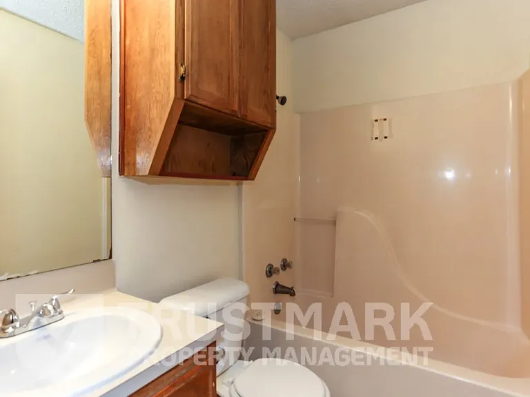 220 Gibson St #B — Photo 13