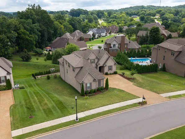 1110 Luxborough Dr, Hendersonville, TN 37075