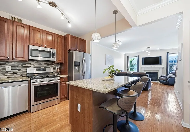 424 Hartford Dr — Photo 2