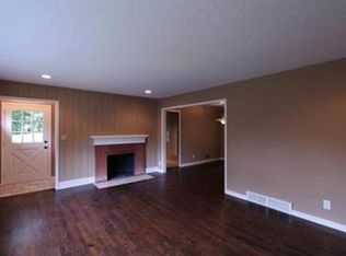 2 NW Greentree Ln, Kansas City, MO 64116