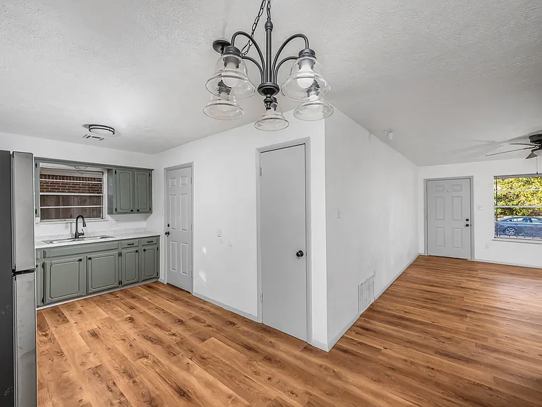 305 NE Angus St — Photo 10