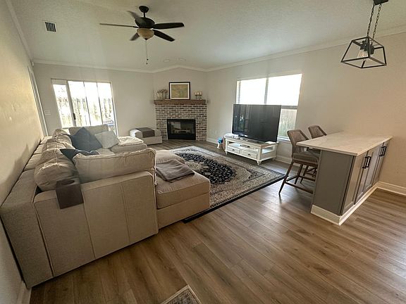 4th image of 2202 The Woods Dr E