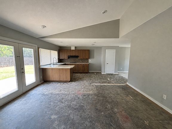 4th image of 930 Briar Way