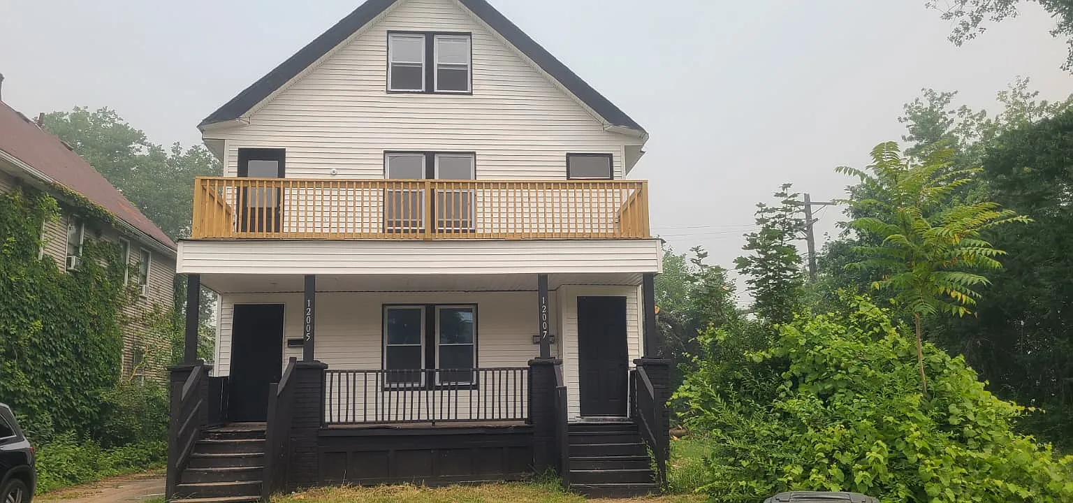 3 bed, 944 sqft, $1,300 — Photo 1