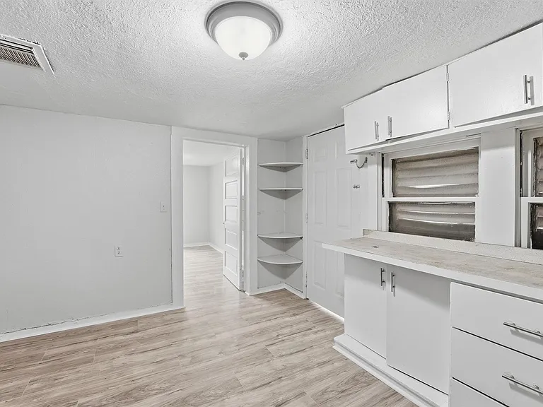 811 W Broad St — Photo 22
