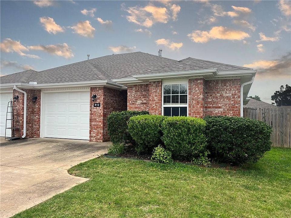 1st image of 912 Oakwood Ln