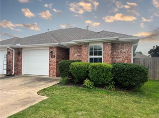912 Oakwood Ln, Centerton, AR 72719
