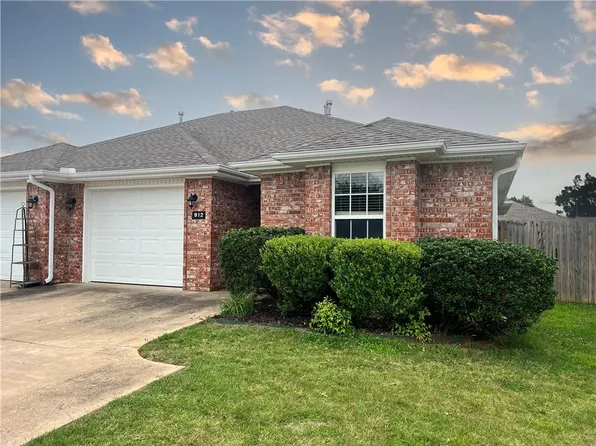 912 Oakwood Ln, Centerton, AR 72719