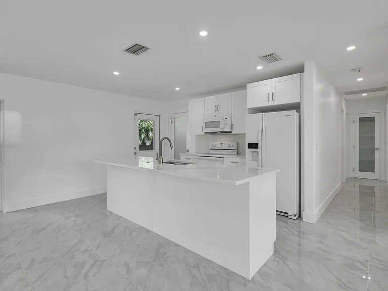 939 Bluebird St — Photo 14