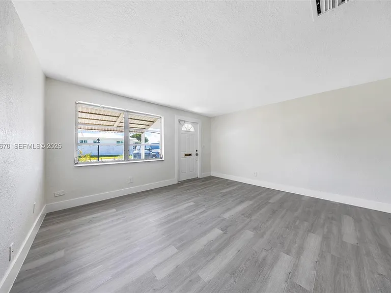 2520 NW 2nd Dr — Photo 5