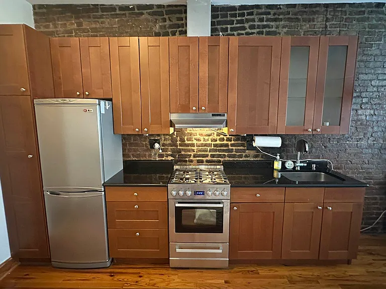 1079 Manhattan Ave #12 — Photo 4