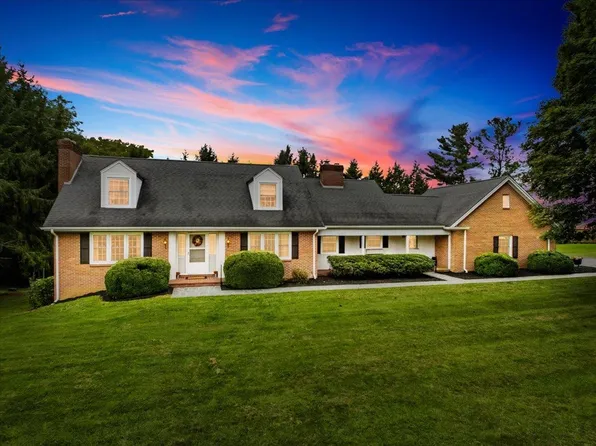 2211 Pleasant Hill Dr, Pulaski, VA 24301