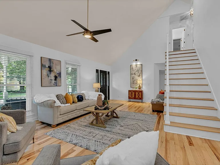 221 Adams Ct — Photo 8