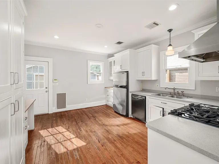 334 E 24th St — Photo 19