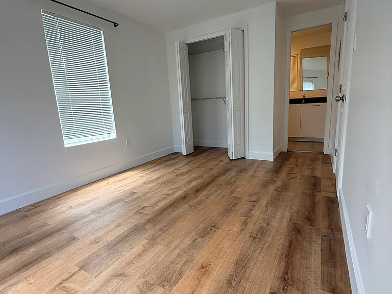 2252 SW 17th St — Photo 3