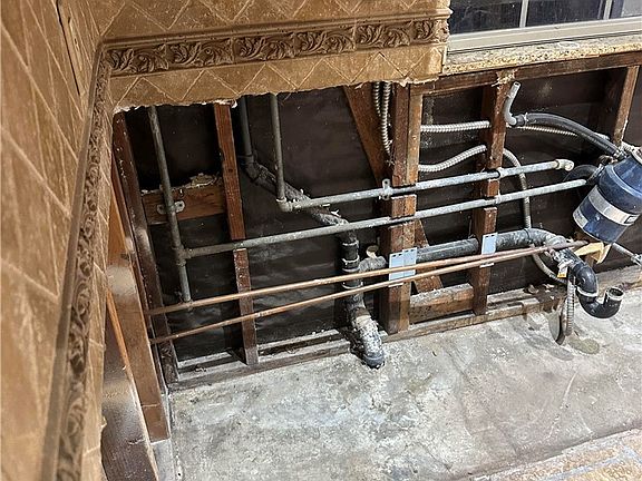 3rd image of 13000 Lull St
