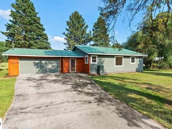 748 7th St, East Jordan, MI 49727