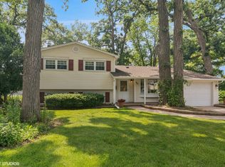 32 Hilltop Dr, Schaumburg, IL 60193