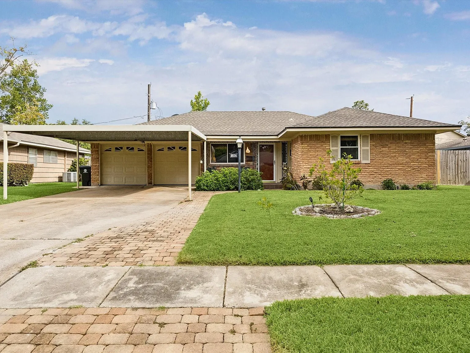 3 bed, 1.5 bath, 1394 sqft, $2,300 — Photo 1