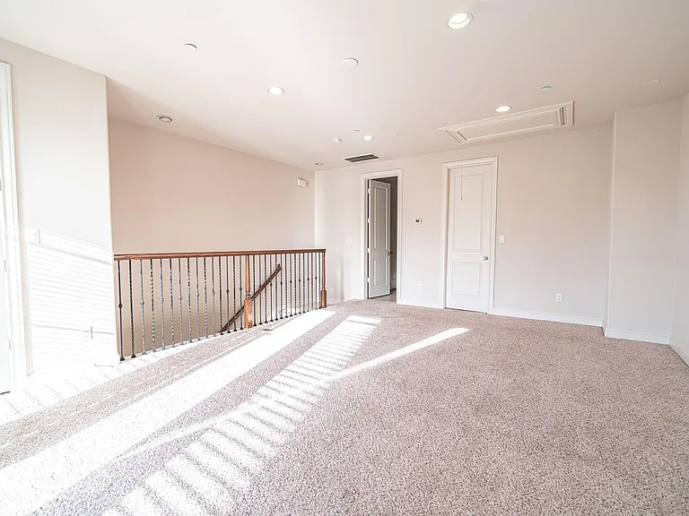 1027 Saint Charles St — Photo 22