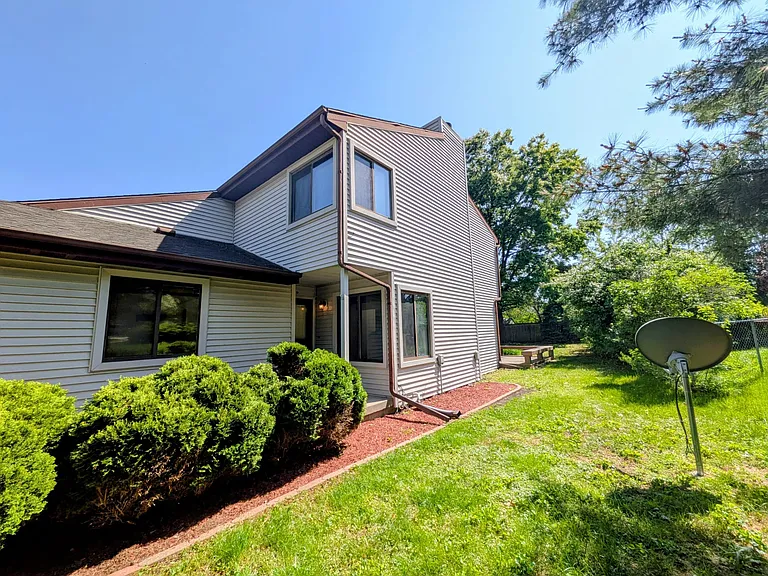 515 Clearwater Dr — Photo 6