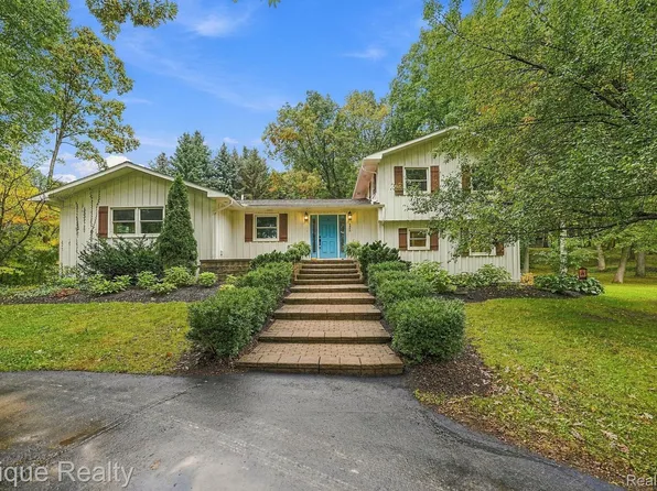 5355 Bullard Rd, Fenton, MI 48430