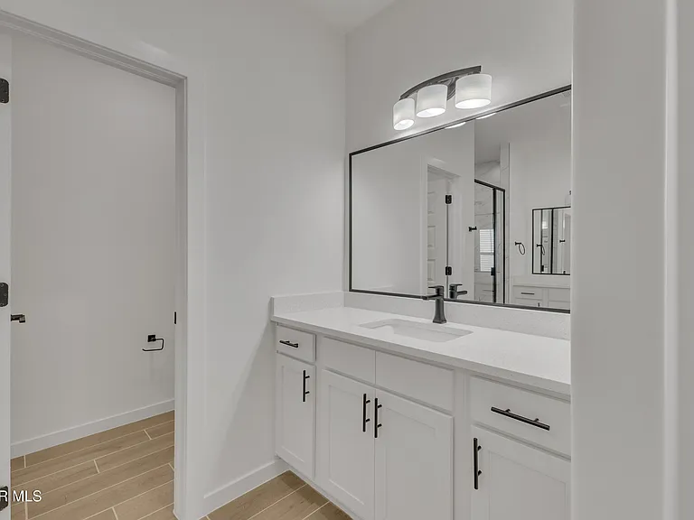 12716 Middlesbrough Ave — Photo 14