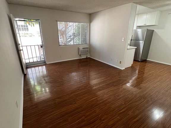 2nd image of 437 Palm Dr APT B