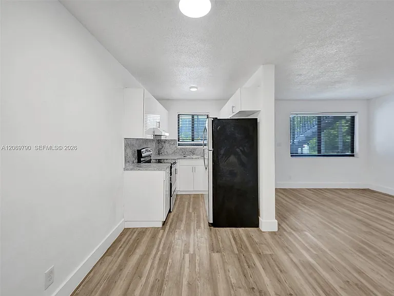 114 SE 8th St #203 — Photo 17