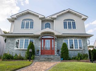 37 Daley St, New Hyde Park, NY 11040