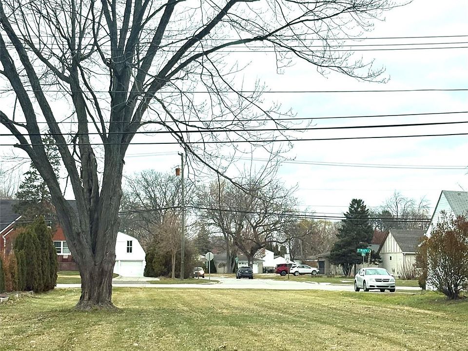 2nd image of Vacant E Maple Rd