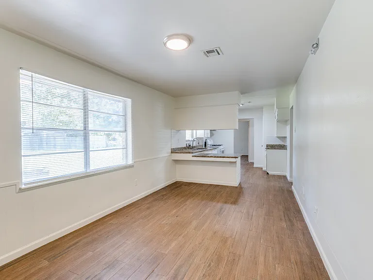 406 Vance St — Photo 6