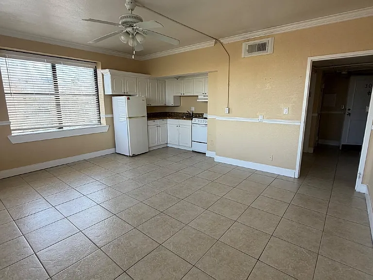 311 W Ashley St #302 — Photo 2