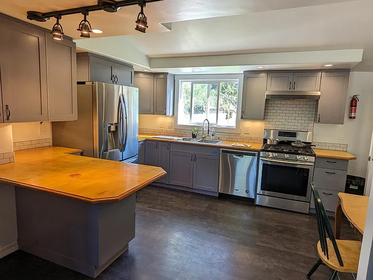 244 Castle Ave #B — Photo 3