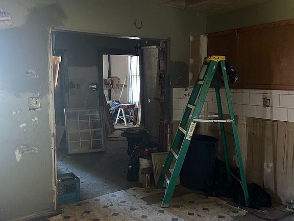 5th image of 469 Robert St