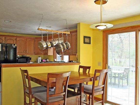 3rd image of 8 Alberta Ln